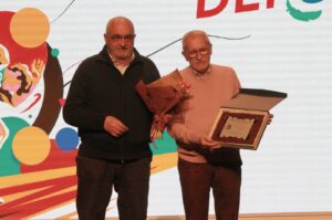 Gregorio y Carlos con el reconocimiento.